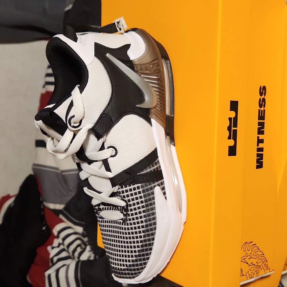 Nike LeBron Witness 7 Boys size 7Y
